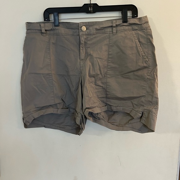 Lane Bryant 16 cotton and spandex blend. Cargo shorts. - Picture 1 of 5